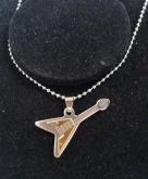 Colar Guitarra Fly V dourado e prateado em aço