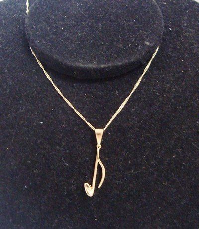 Colar Colcheia esculpida dourada folhada a ouro 18K